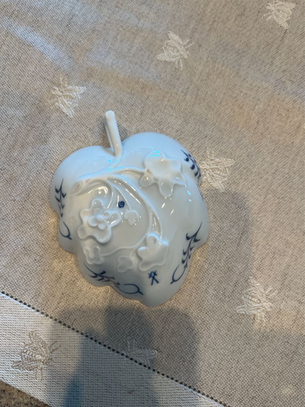 Meissen Blue Onion Small Leaf-shaped Serving Dish  art collectible - Main Image 2