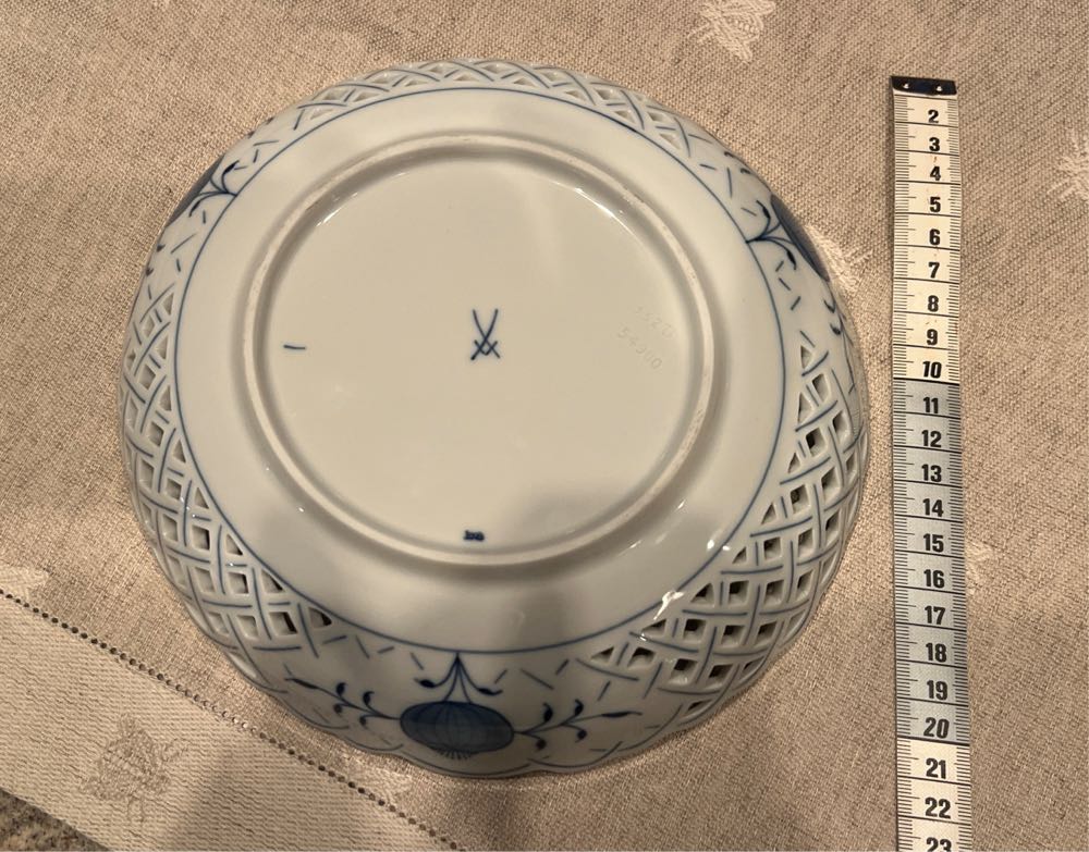 Meissen Blue Onion Medium Serving Bowl  art collectible - Main Image 2