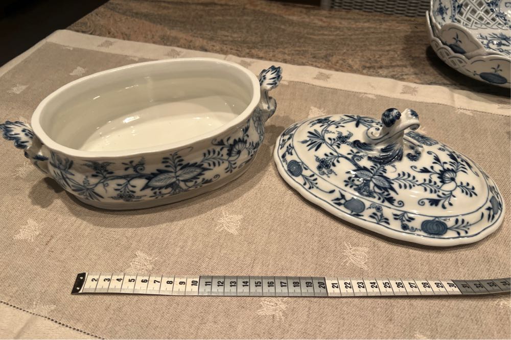Meissen Blue Onion Deep Serving Dish With Cover  art collectible - Main Image 2