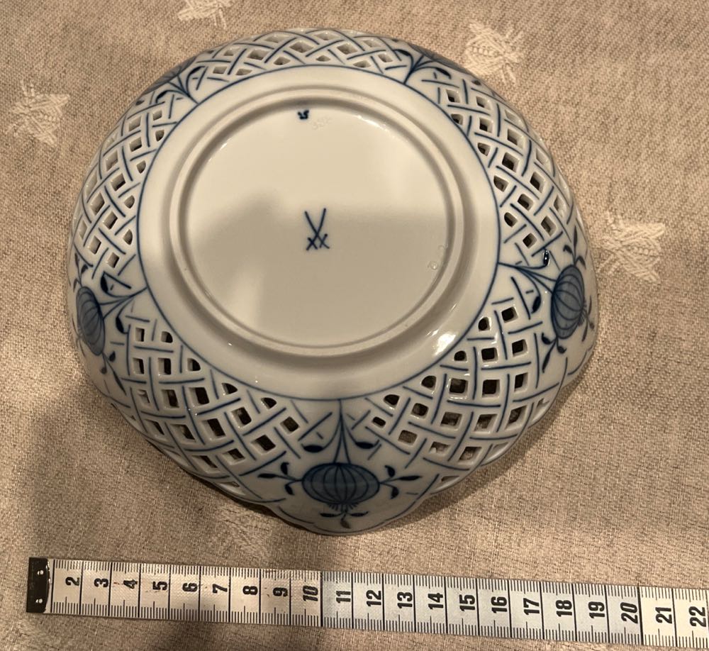 Meissen Blue Onion Medium Serving Bowl With Basket Weave  art collectible - Main Image 2