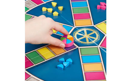 Trivial Pursuit: Family Edition  (2-6) board game collectible [Barcode 630509534081] - Main Image 4