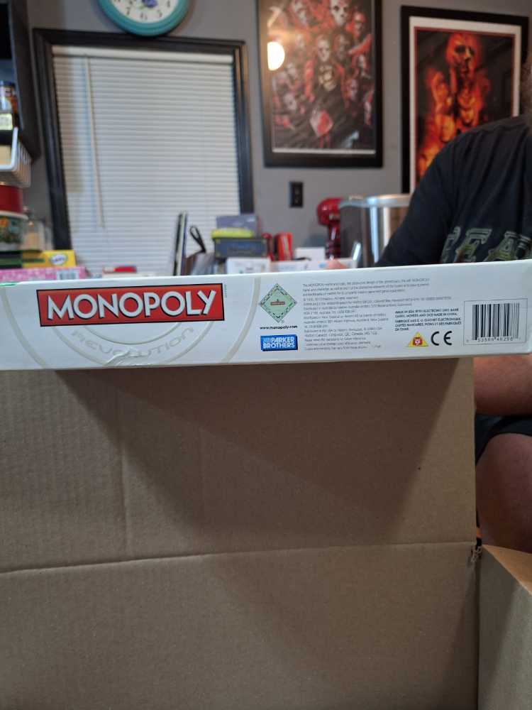 Monopoly Revolution  (2-6) board game collectible [Barcode 653569482987] - Main Image 3