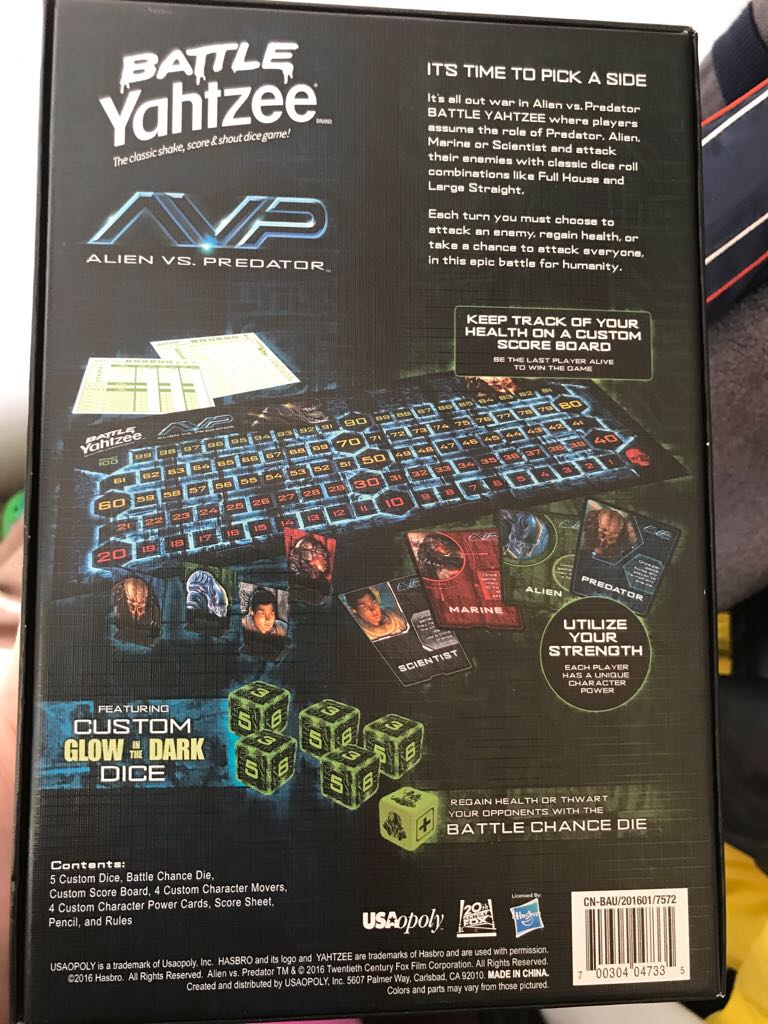 Battle Yahtzee: Alien Vs Predator  (1-4) board game collectible [Barcode 700304047335] - Main Image 2