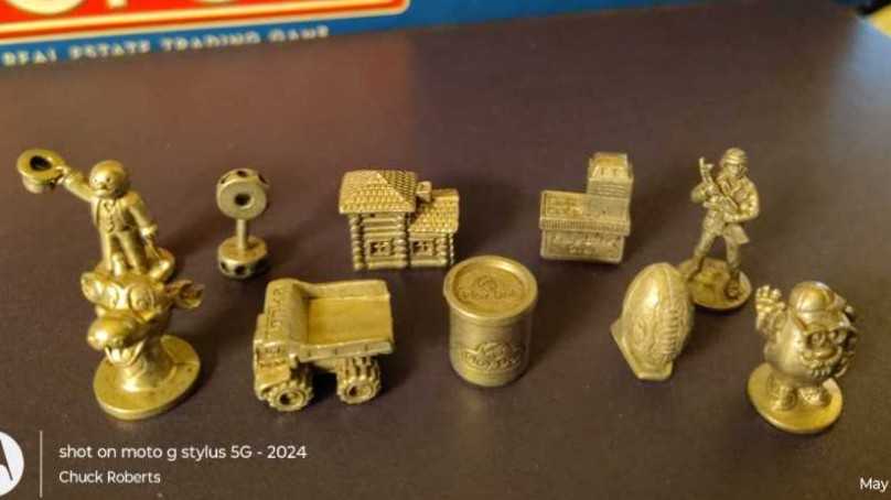 Toys R Us Monopoly Deluxe Edition  (2-10) board game collectible [Barcode 076930409329] - Main Image 4