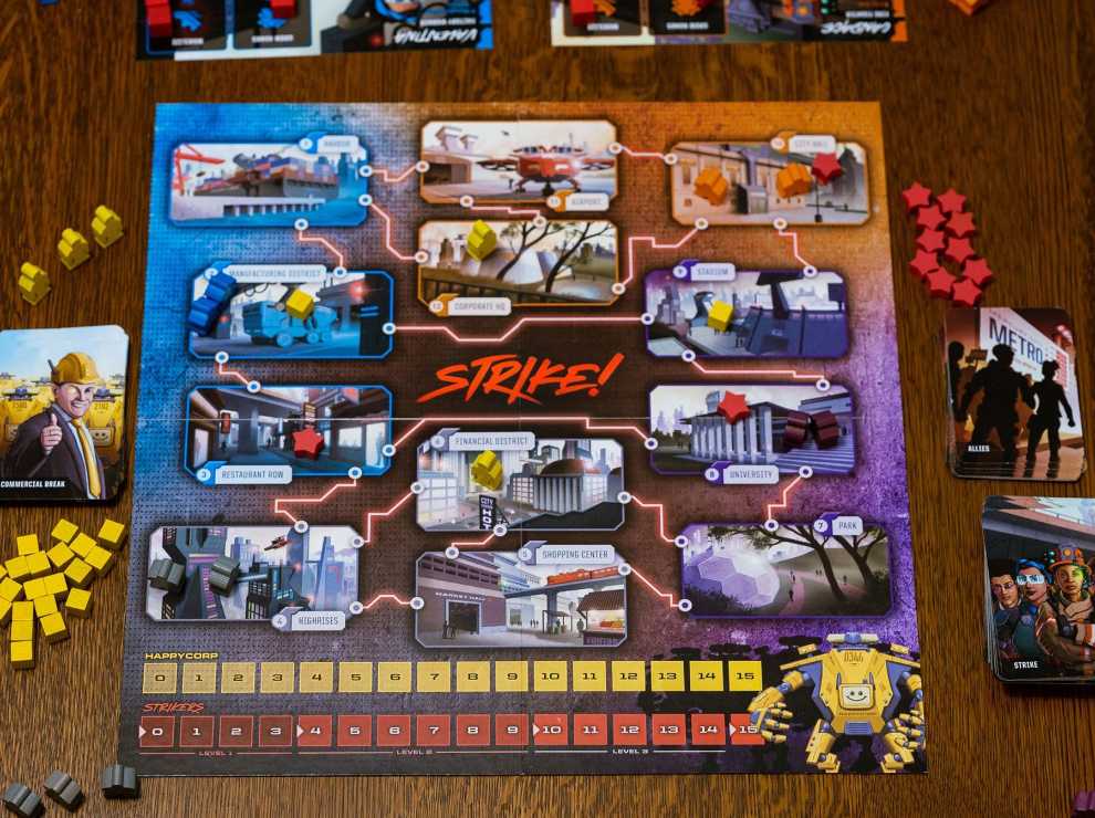 Strike! The Game Of Worker Rebellion  (2-4) board game collectible [Barcode 721205399255] - Main Image 3