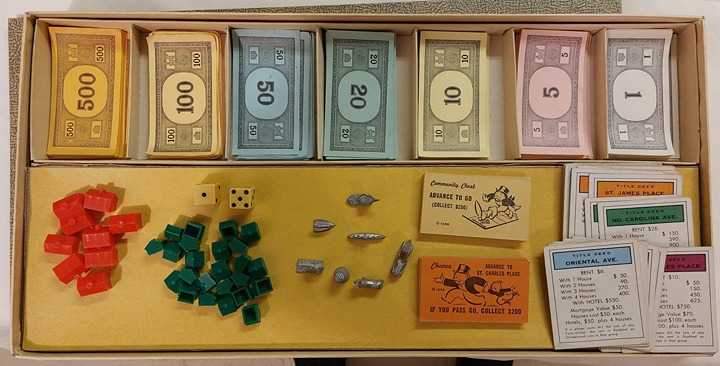 Monopoly  (2-8) board game collectible - Main Image 4