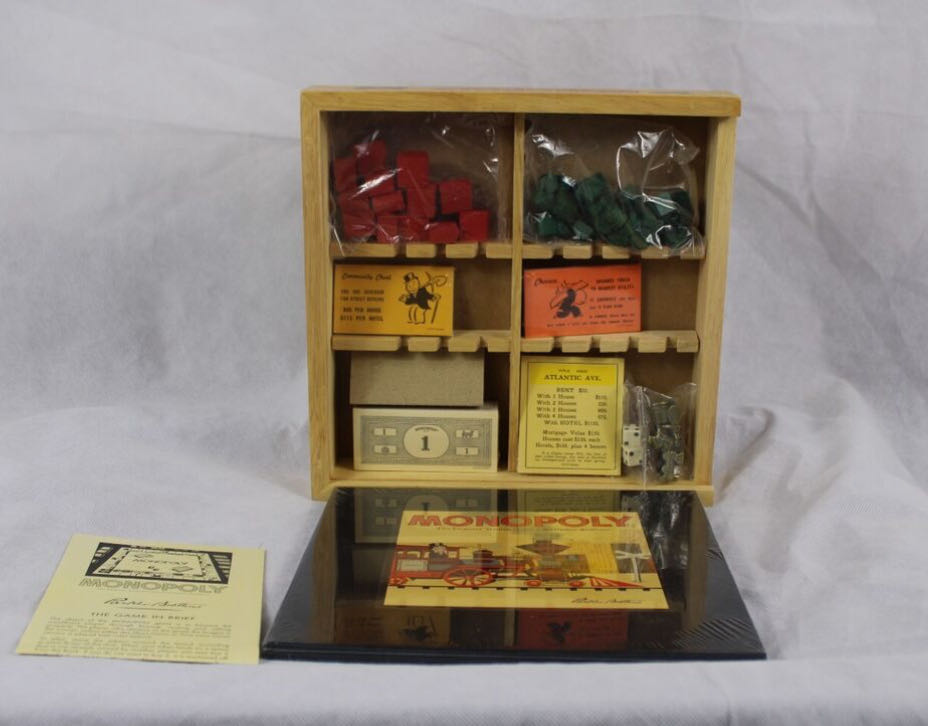 Monopoly  (2-6) board game collectible [Barcode 076930407530] - Main Image 3