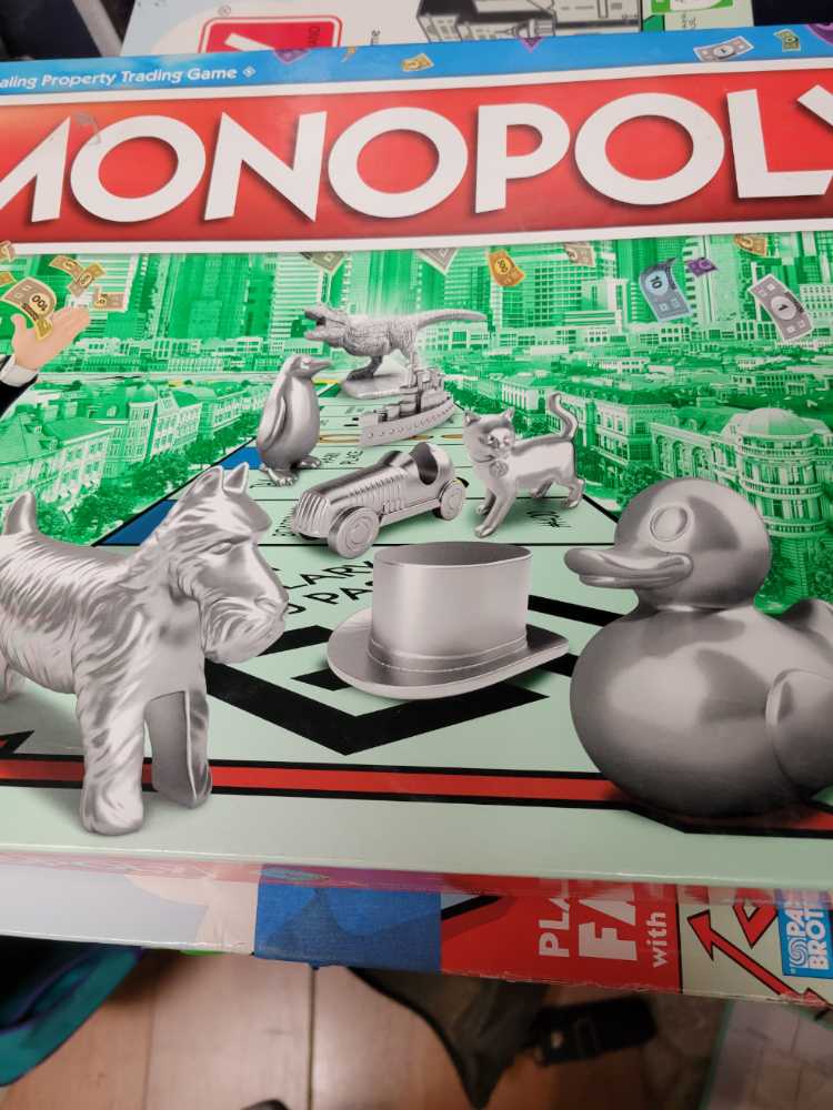 Monopoly  (2-6) board game collectible [Barcode 630509512638] - Main Image 4