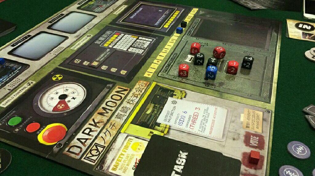 Dark Moon  (3-7) board game collectible [Barcode 696859265693] - Main Image 2