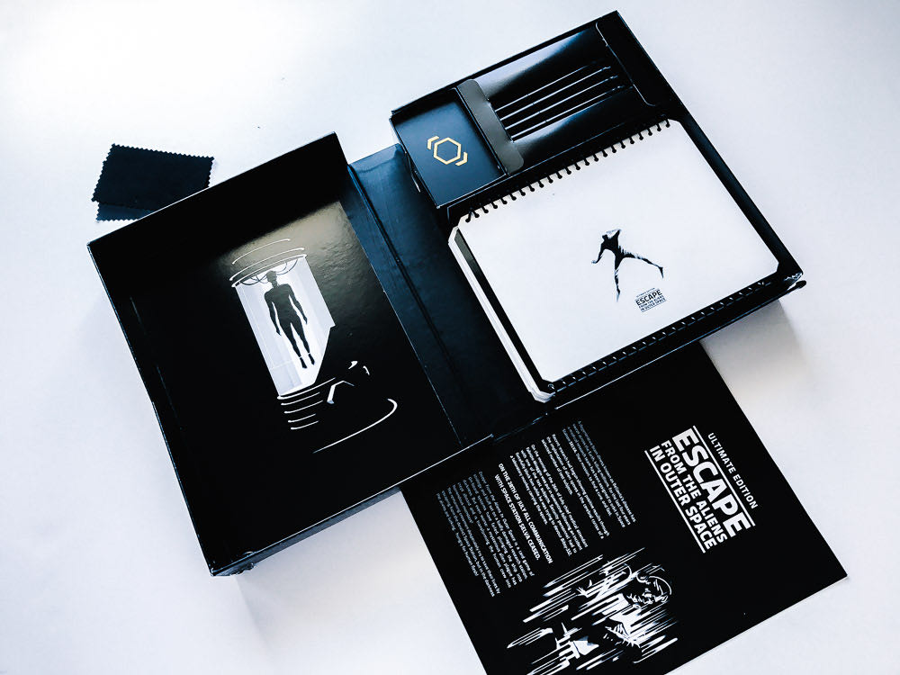 Escape From The Aliens In Outer Space  (2-8) board game collectible [Barcode 9781472817730] - Main Image 2