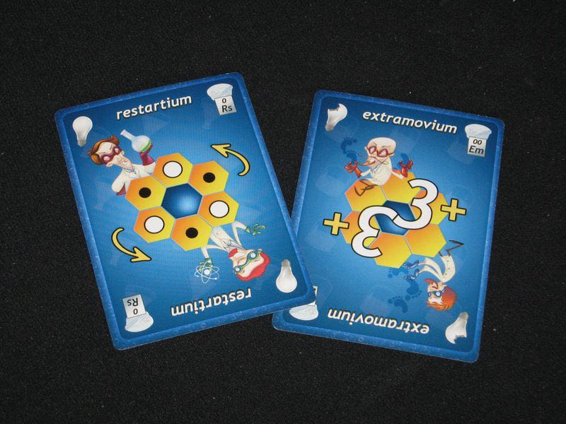 Wrong Chemistry  (2 to 4 Players) board game collectible [Barcode 799422827943] - Main Image 3