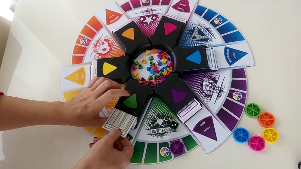 Trivial Pursuit 2000  (2-6) board game collectible [Barcode 5010993301447] - Main Image 2