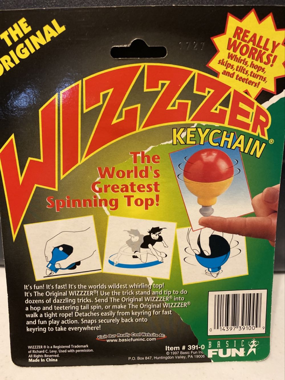 Wizzer Keychain  board game collectible [Barcode 014397391009] - Main Image 2