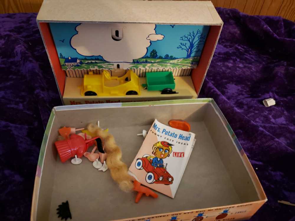 Mrs. Potato Head  (1) board game collectible - Main Image 2