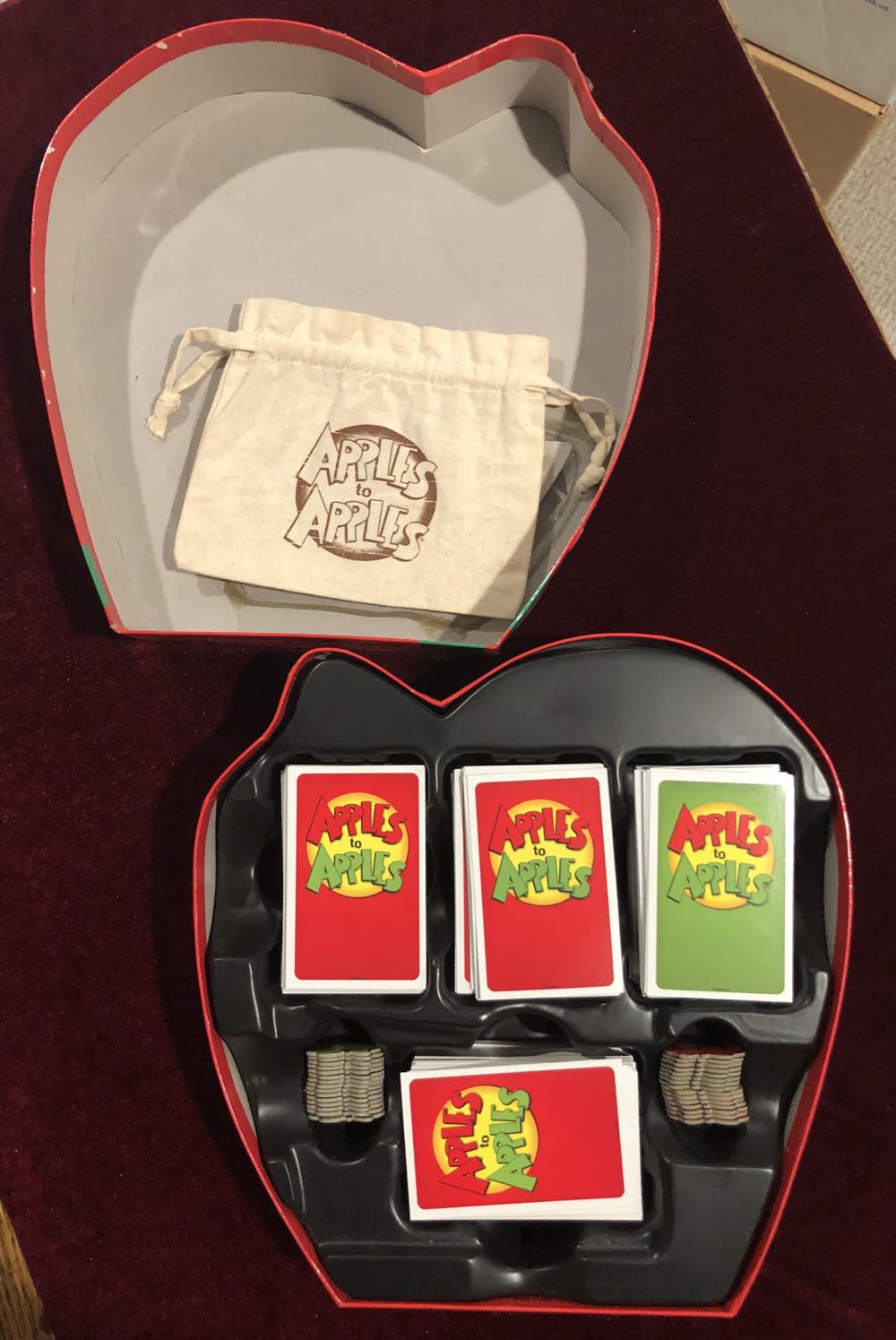 Apples To Apples: Family  (4-6) board game collectible [Barcode 027084919554] - Main Image 3
