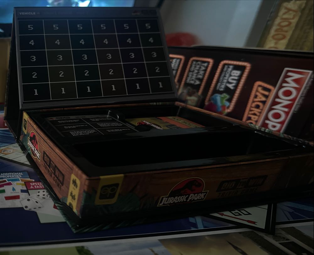 Jurassic Park Bid To Win Trivia  (2-6) board game collectible [Barcode 700304155092] - Main Image 3