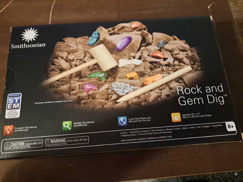 Smithsonian Rock And Gem Dig Kit Stem 8 & Science  (1) board game collectible [Barcode 042409518793] - Main Image 2
