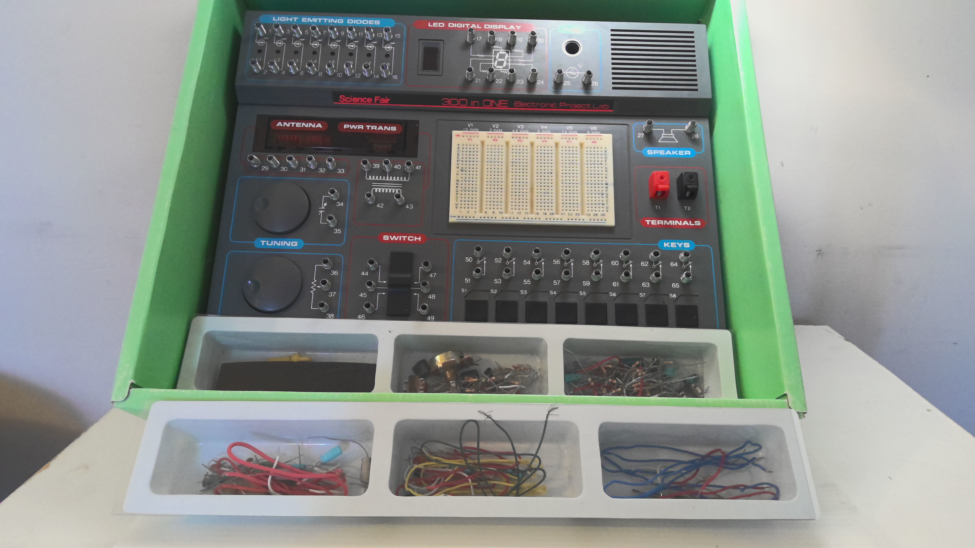 Intertan 300 in 1 electronic project lab - boxed vintage  (1) board game collectible - Main Image 3