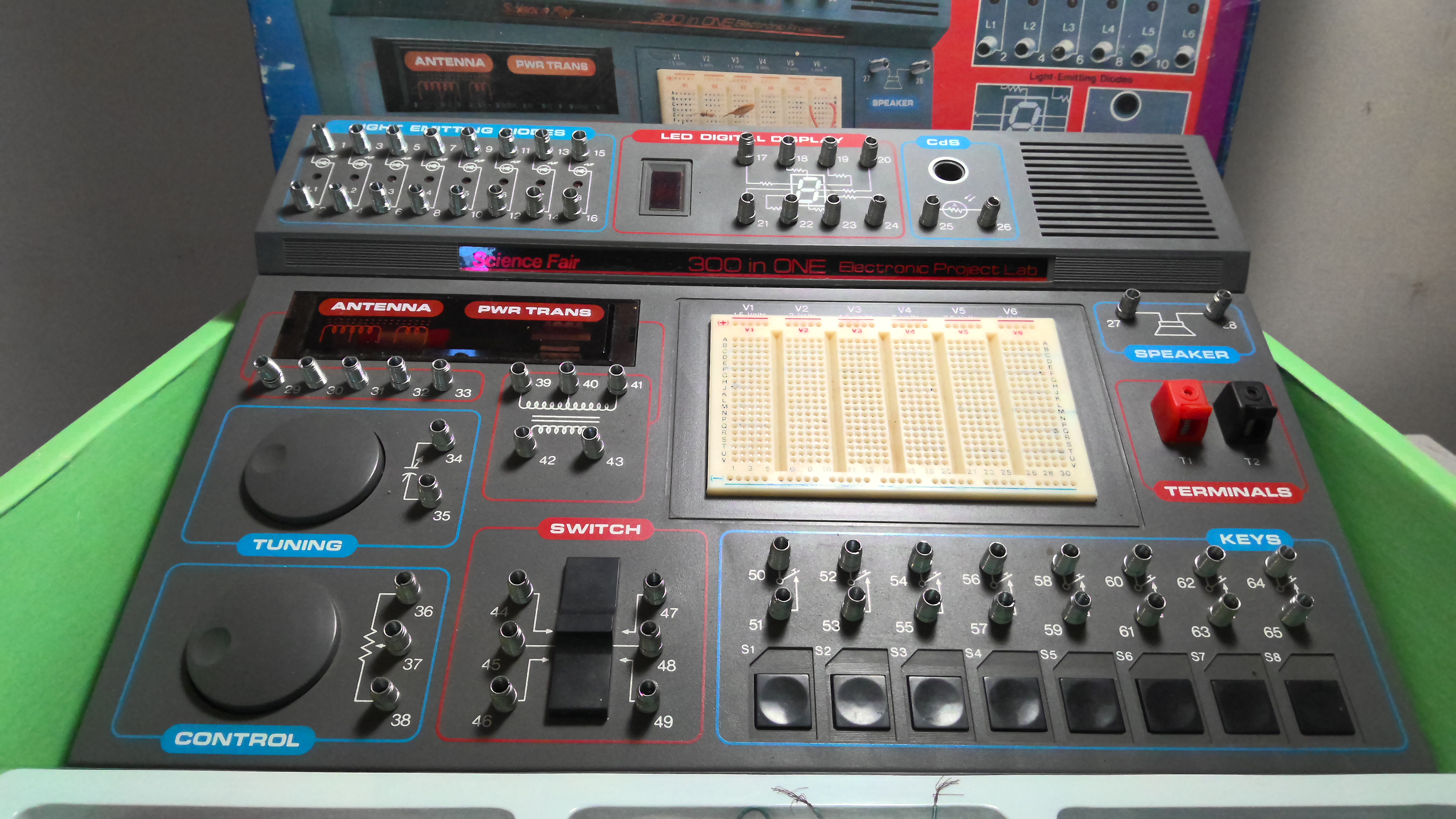 Intertan 300 in 1 electronic project lab - boxed vintage  (1) board game collectible - Main Image 4