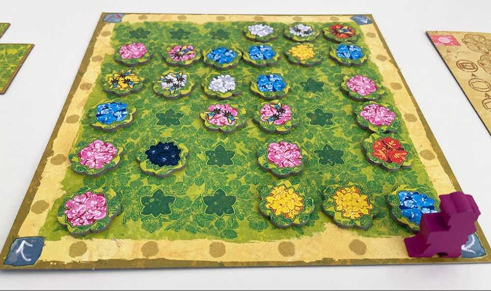 Queenz To Bee Or Not To Bee  (2-4) board game collectible - Main Image 4