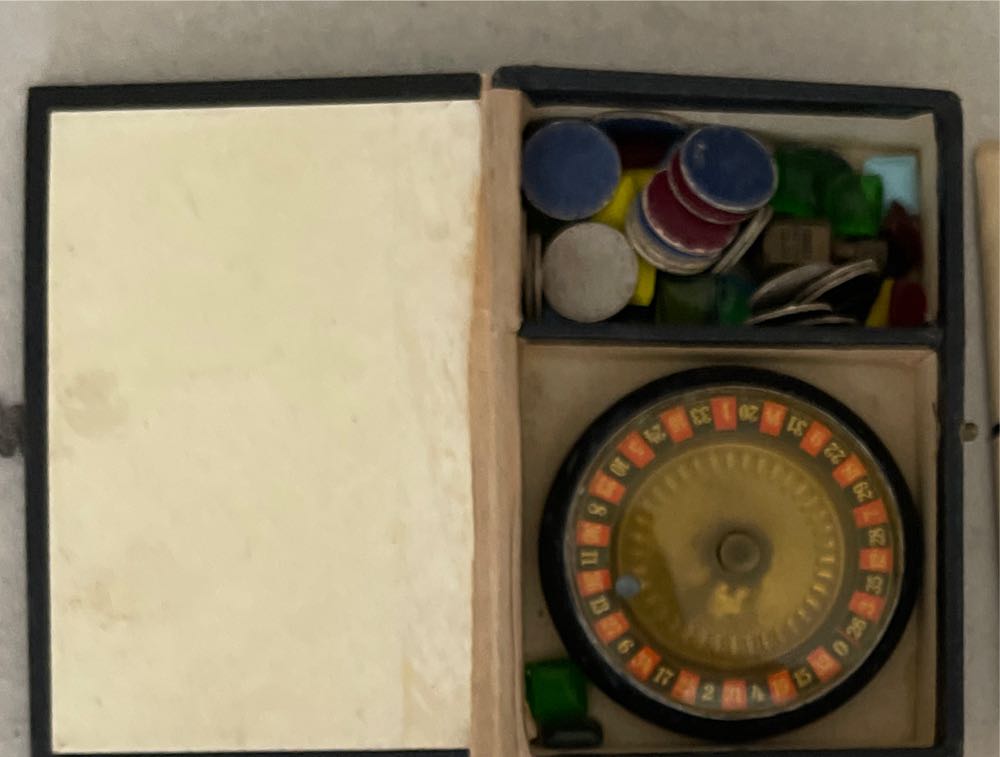 Emojis Child Card Mixed Emojis Express Yourself By Hoyle 15 Minutes 2 Or More Players Cards New Ages 6 8 98 1 Timer