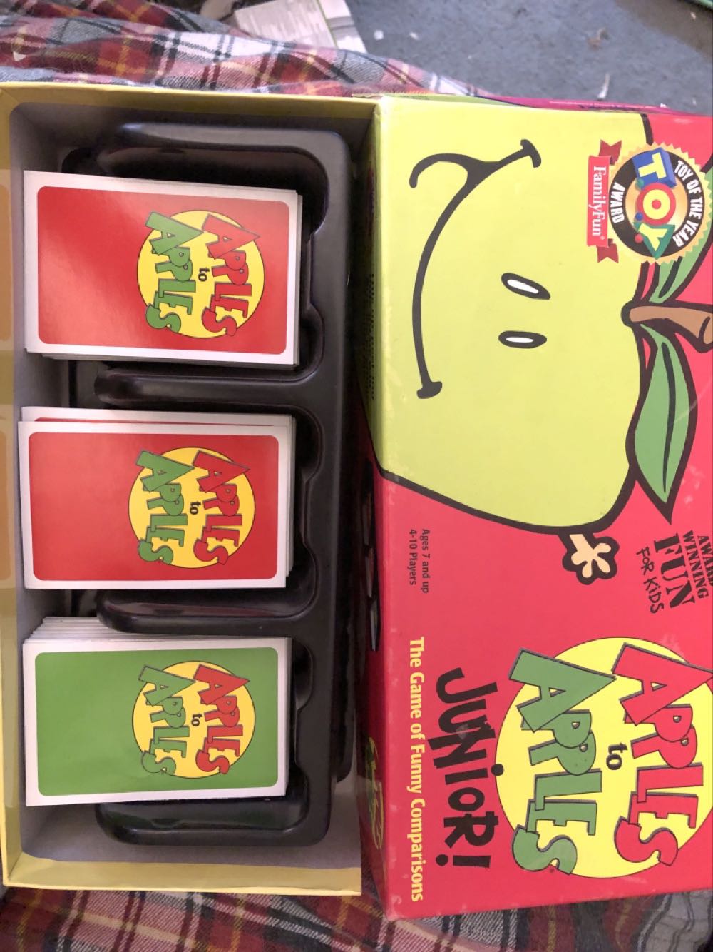 Apples To Apples Junior  (4-10) board game collectible [Barcode 659390077507] - Main Image 2
