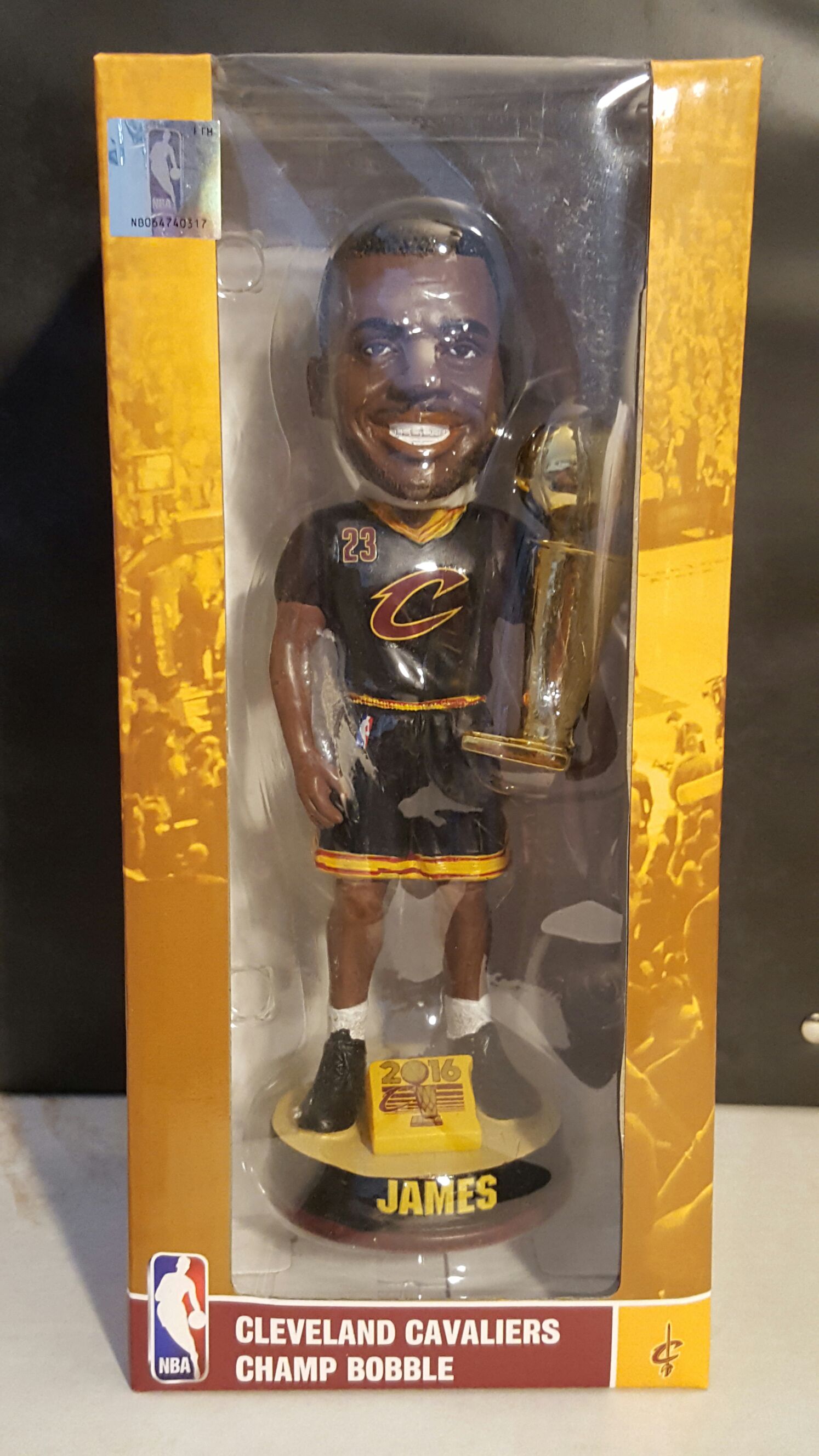 Cavs 2016 giant eagle Lebron James single trophy  bobblehead collectible [Barcode 190163860723] - Main Image 2