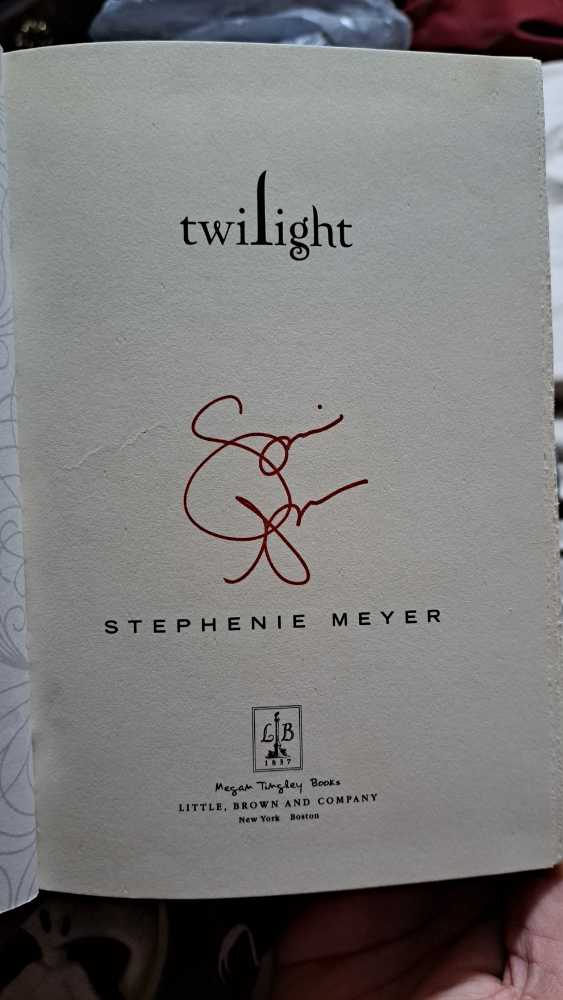 Twilight - Stephenie Meyer (Mt books - Hardcover) book collectible - Main Image 2