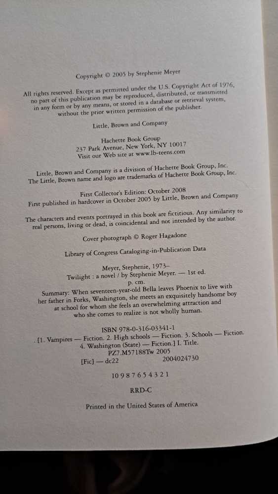 Twilight - Stephenie Meyer (Mt books - Hardcover) book collectible - Main Image 3
