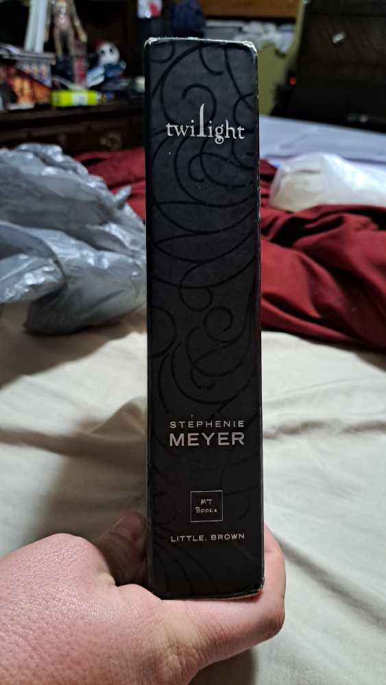 Twilight - Stephenie Meyer (Mt books - Hardcover) book collectible - Main Image 4