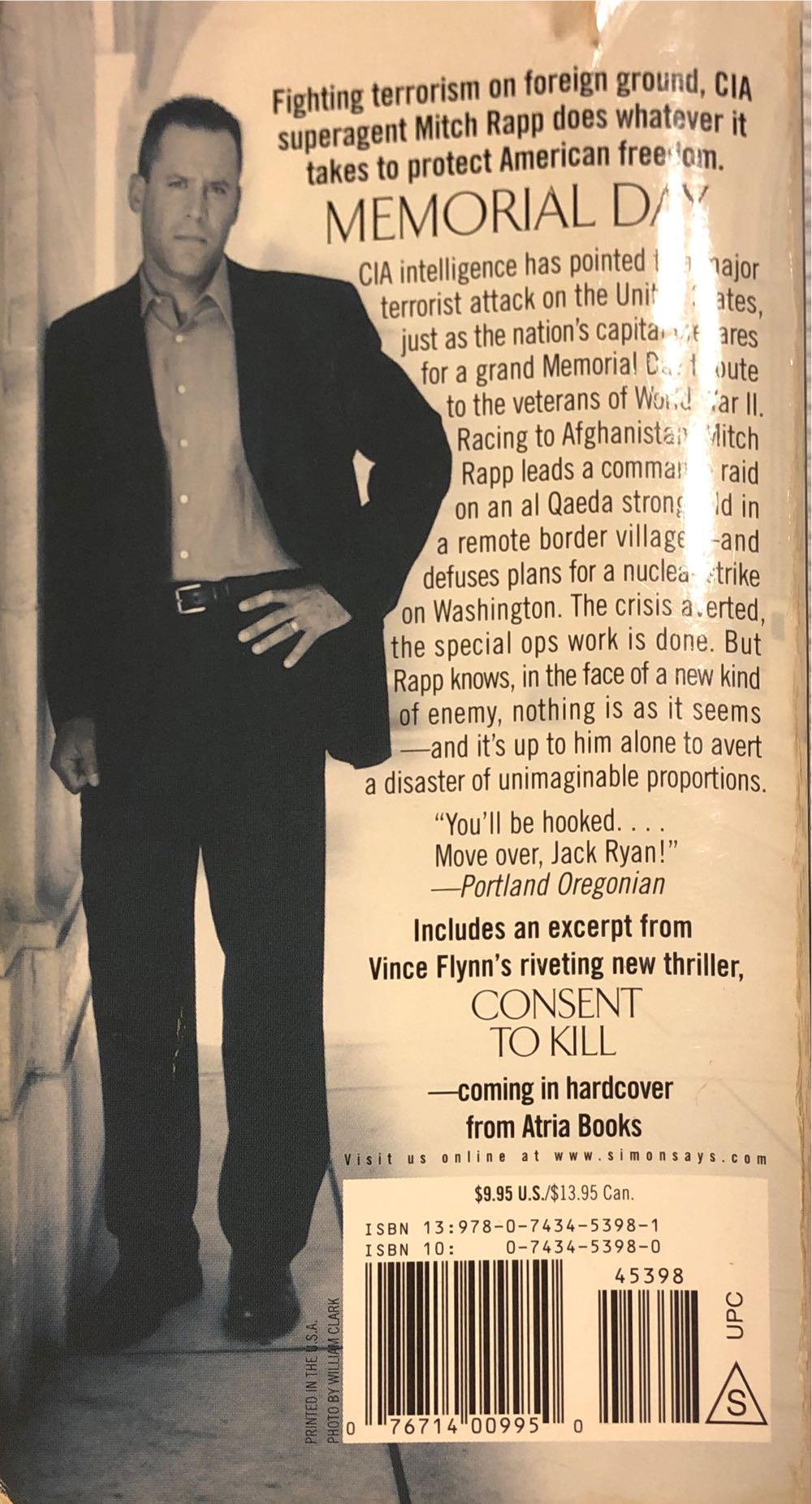 Memorial Day - Vince Flynn (Pocket Star Books - Paperback) book collectible [Barcode 9780743453981] - Main Image 2