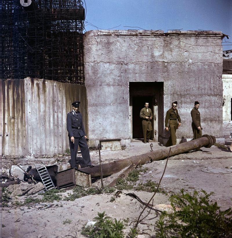 Witness: Magnum Photographs, From the Front Lines of World War II - Remy Desquesnes (Flammarion - Hardcover) book collectible [Barcode 9782080301147] - Main Image 3