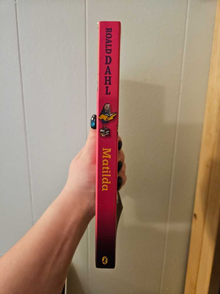 Matilda - Roald Dahl (Penguin Random House / Penguin Books / Puffin Books - Paperback) book collectible [Barcode 9780141349909] - Main Image 3