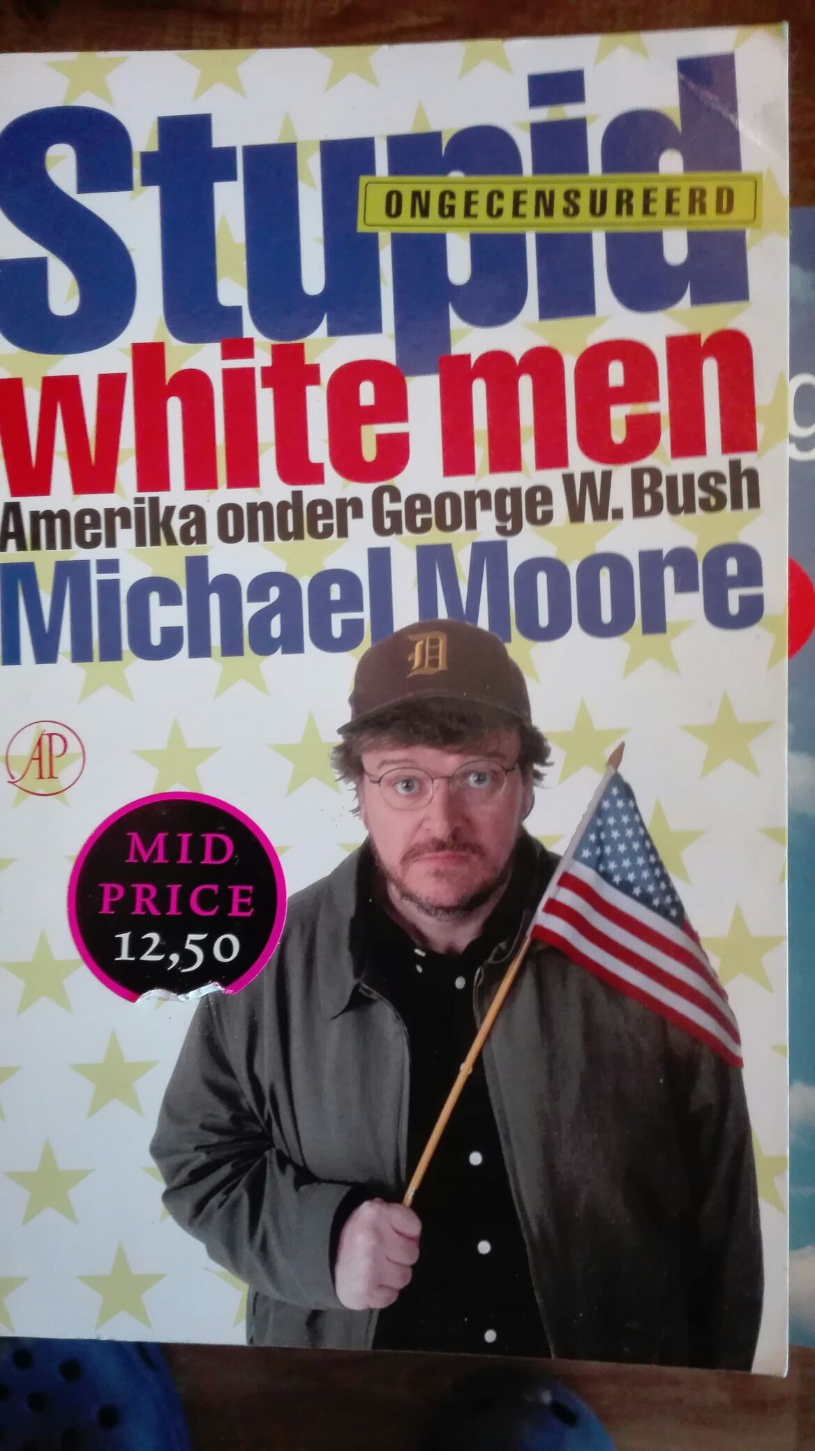 Stupid White Men - Michael Moore book collectible [Barcode 9789029531115] - Main Image 1