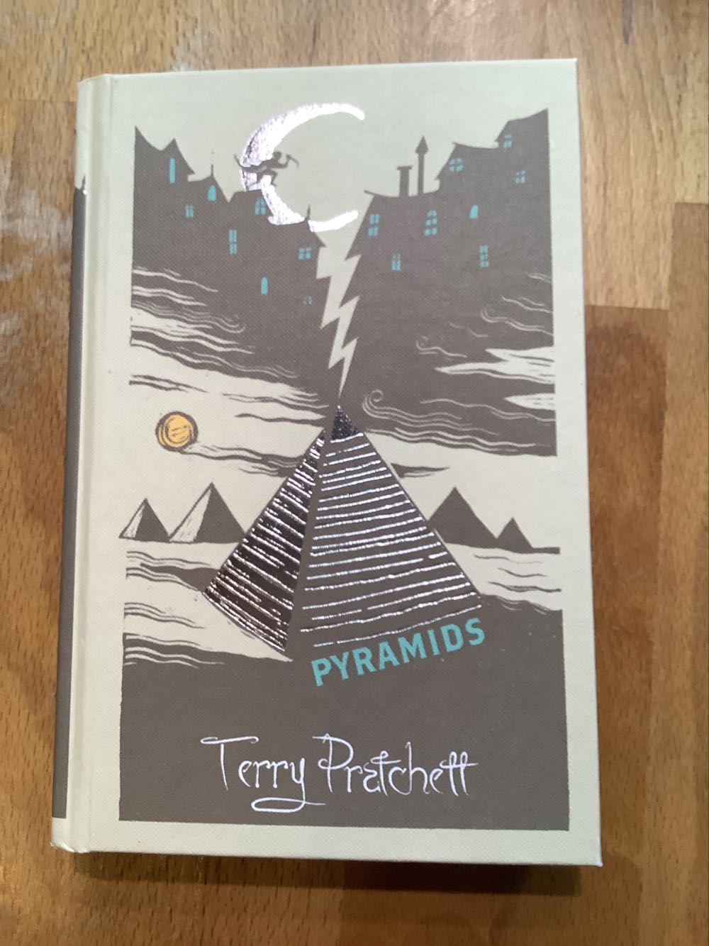 Discworld 07: Pyramids - Terry Pratchett (Victor Gollancz Ltd - Hardcover) book collectible [Barcode 9781473200142] - Main Image 2