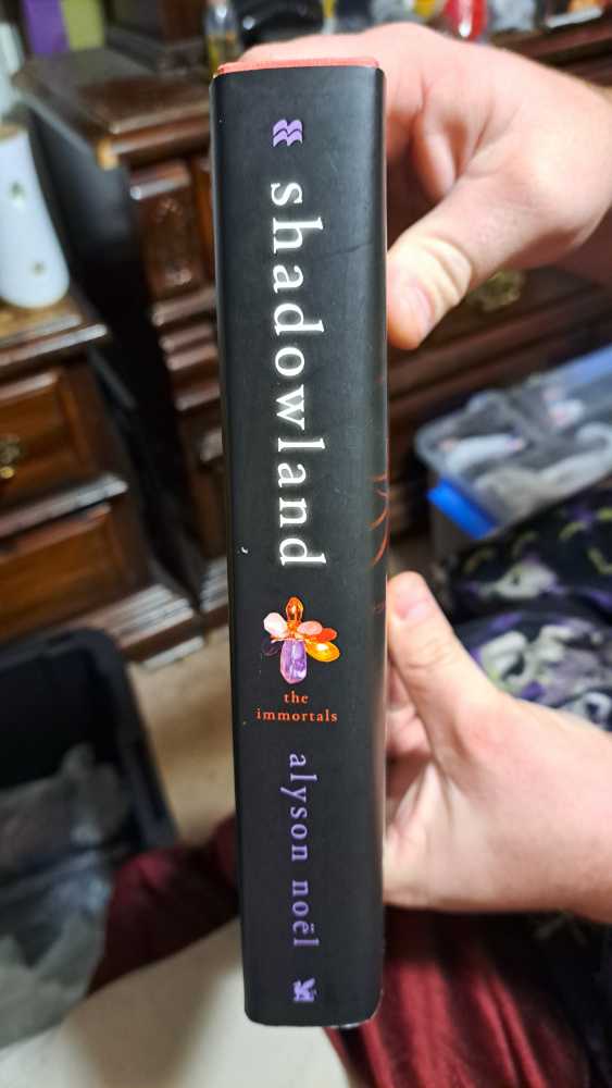 The Immortals #3: Shadowland - Alyson Noël (St. Martin’s Griffin - Hardcover) book collectible [Barcode 9780312590444] - Main Image 4