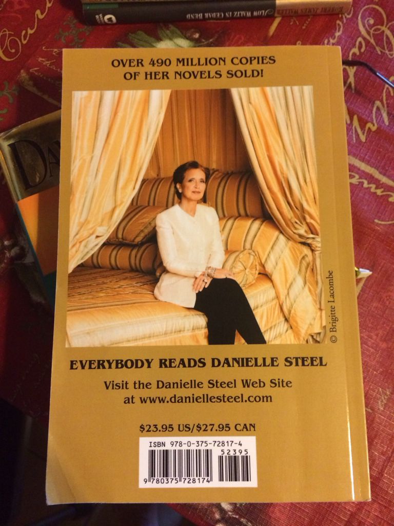 The Kiss - Danielle Steel (Random House Large Print - Paperback) book collectible [Barcode 9780375728174] - Main Image 2