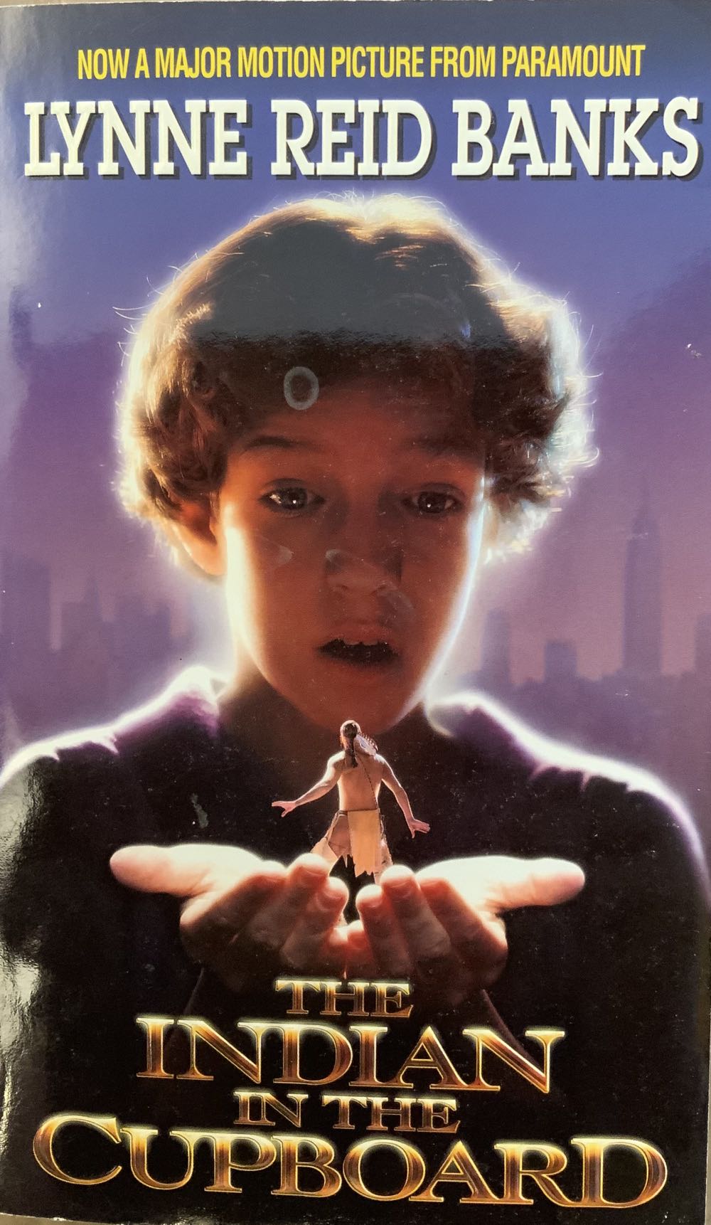 The Indian in the Cupboard - Lynne Reid Banks (Avon Books - Paperback) book collectible [Barcode 071001003994] - Main Image 3