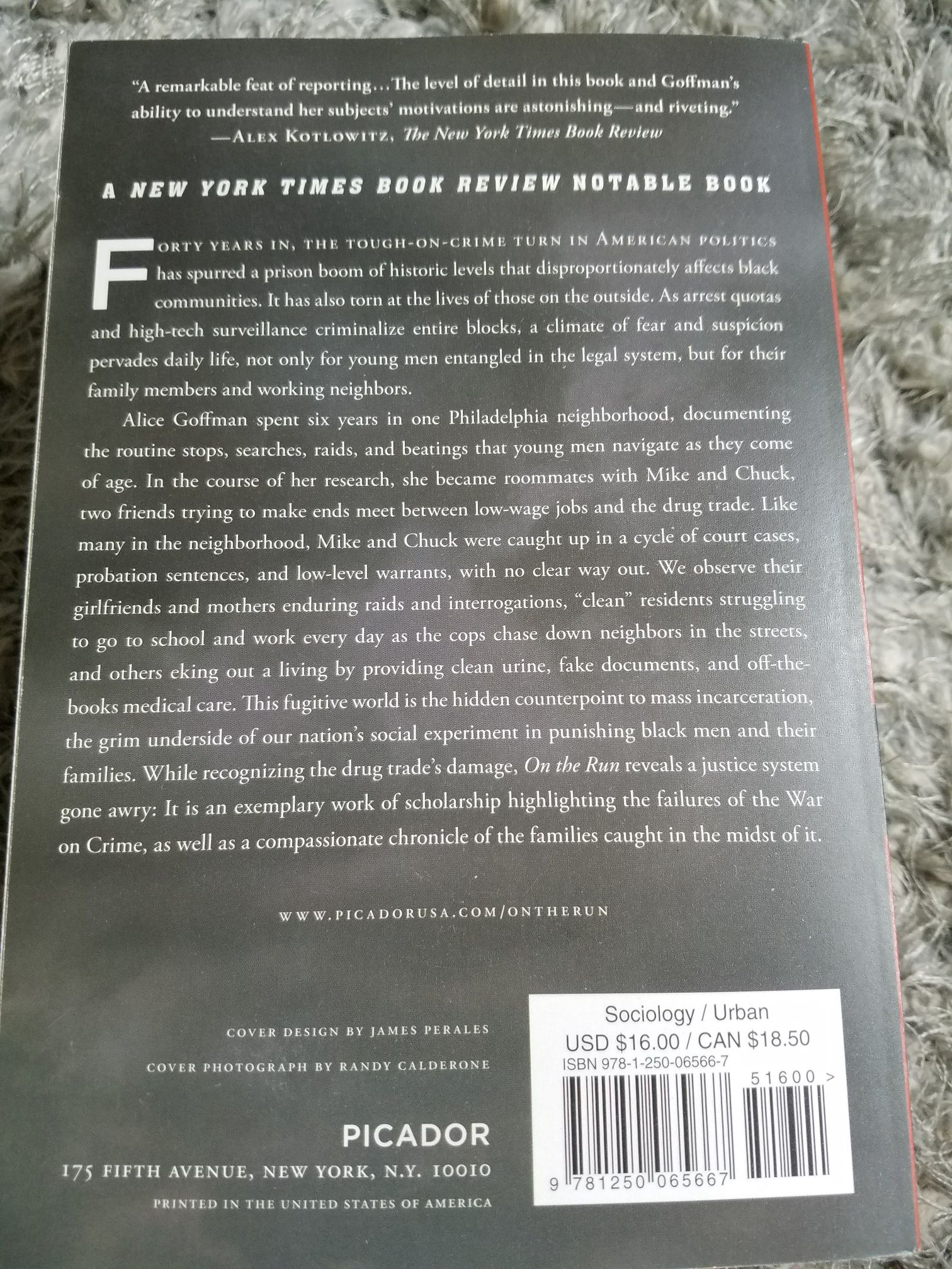On The Run - Iris Johansen (Picador USA - Trade Paperback) book collectible [Barcode 9781250065667] - Main Image 2