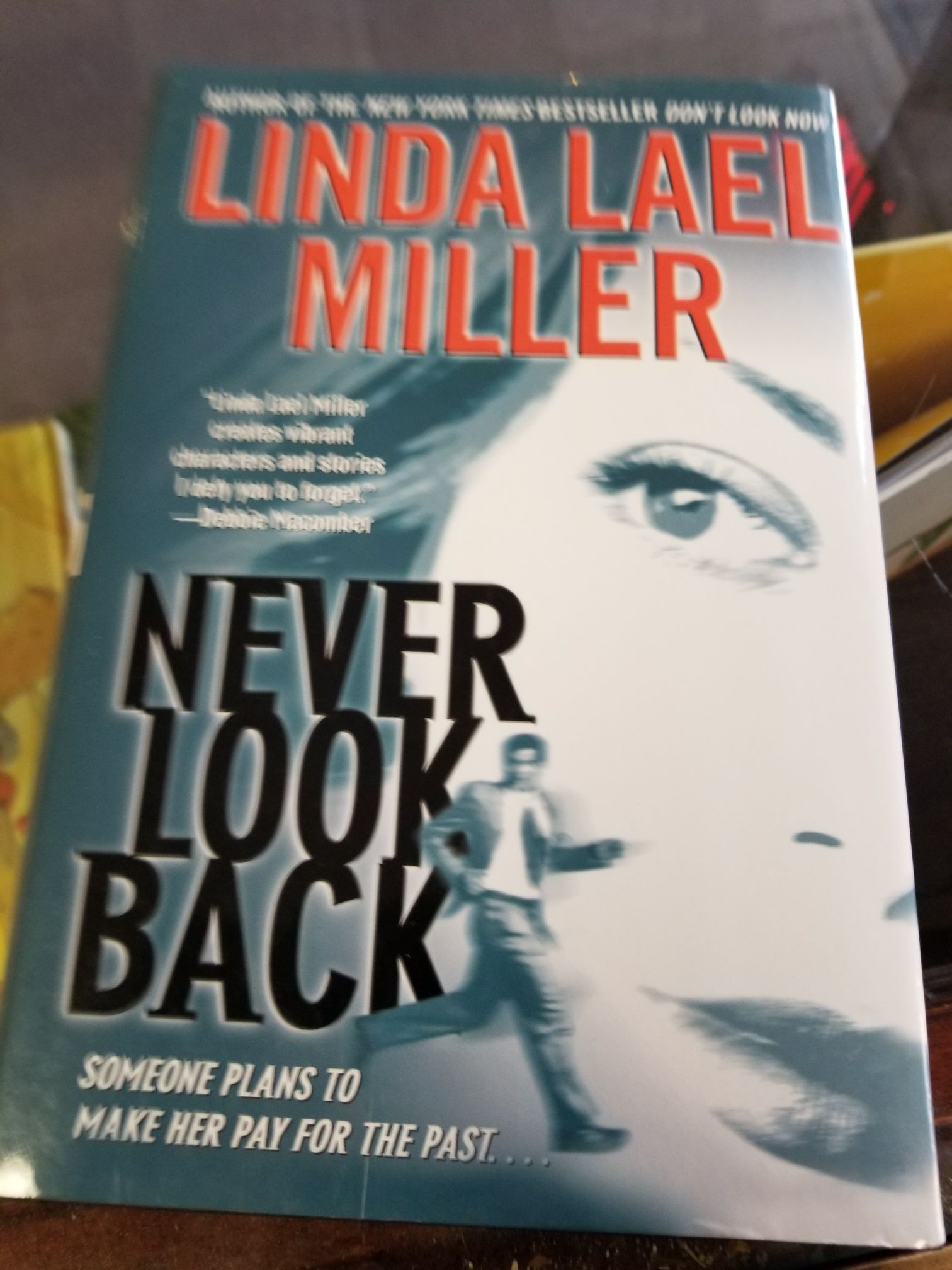 Never Look Back - Linda Lael Miller (- Hardcover) book collectible [Barcode 9780739445471] - Main Image 1