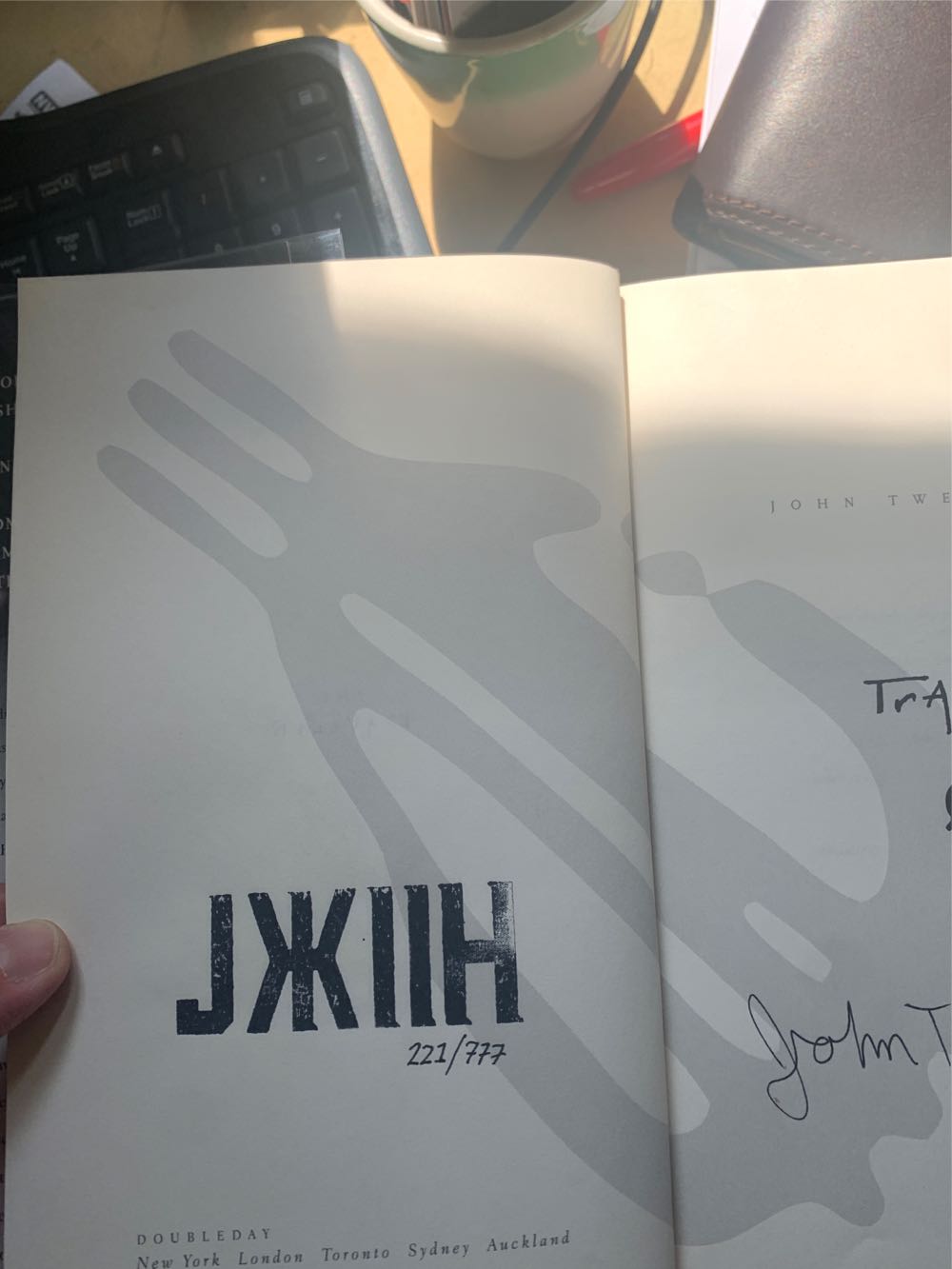 The Traveler - John Twelve Hawks (Doubleday - Hardcover) book collectible [Barcode 9780385514286] - Main Image 4