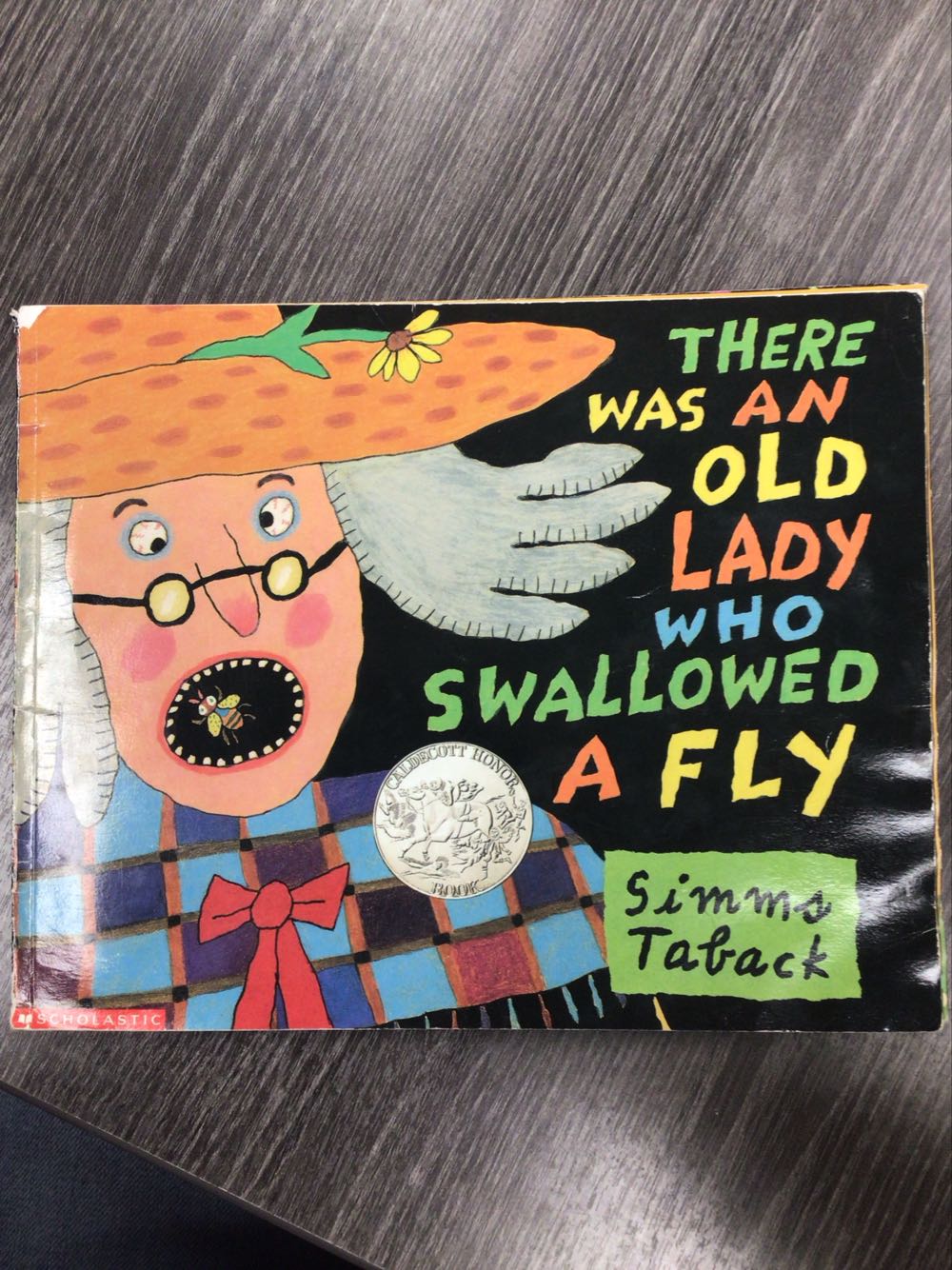 There Was an Old Lady Who Swallowed a Fly - Simms Taback (Scholastic - Paperback) book collectible [Barcode 9780590632645] - Main Image 3