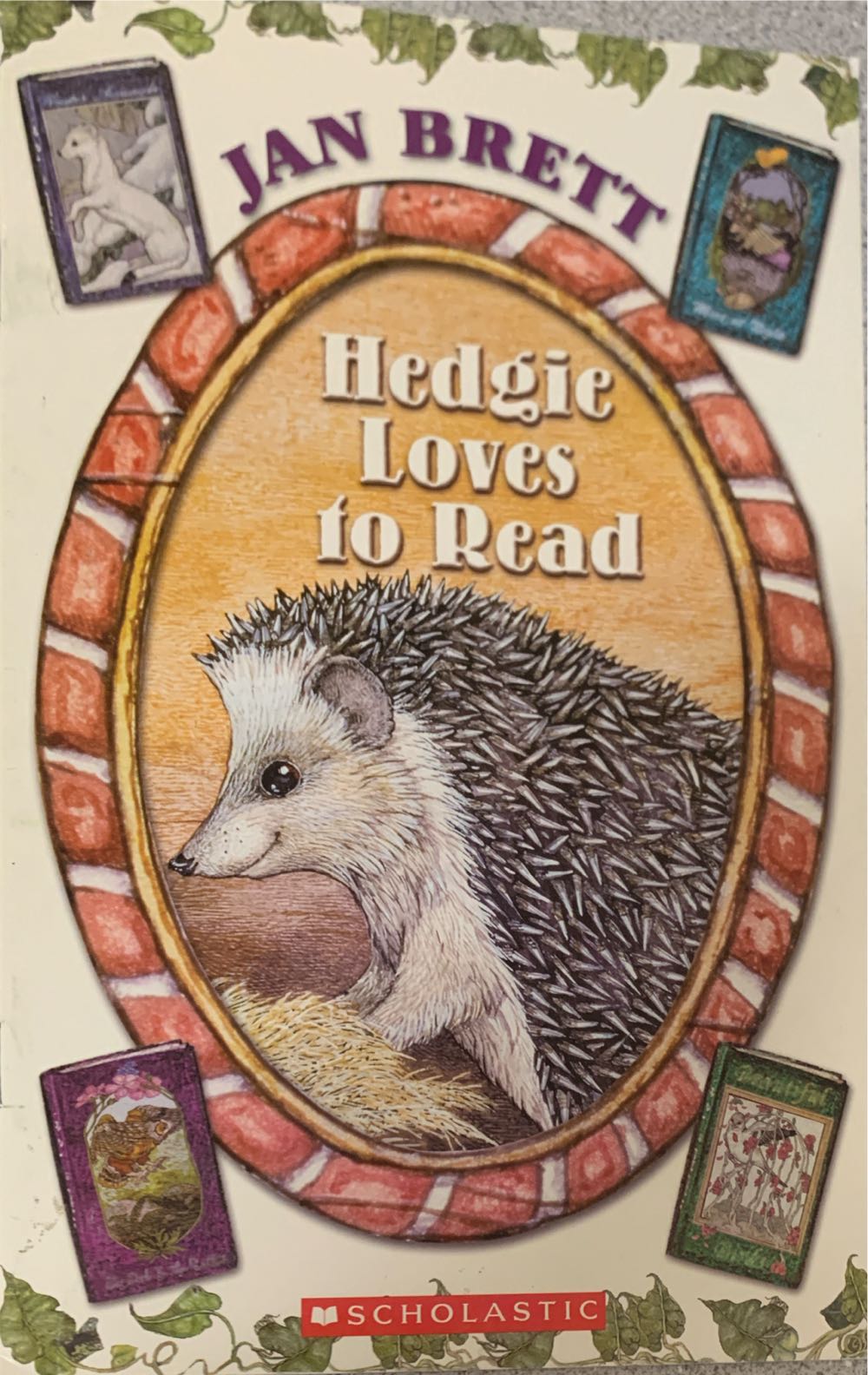 Hedgie Loves to Read - Jan Brett (Scholastic - Paperback) book collectible [Barcode 9780439905947] - Main Image 3