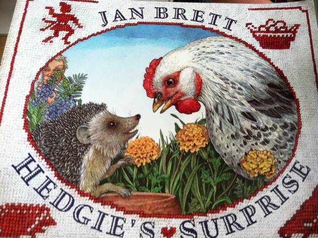 Hedgie’s Surprise - Jan Brett (Scholastic Inc. - Paperback) book collectible [Barcode 9780439260374] - Main Image 1