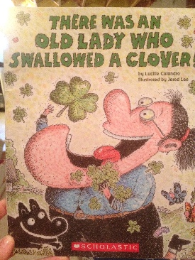 ✔️ There Was An Old Lady Who Swallowed A Clover - Lucille Colandro (Scholastic - Paperback) book collectible [Barcode 9780545352222] - Main Image 1