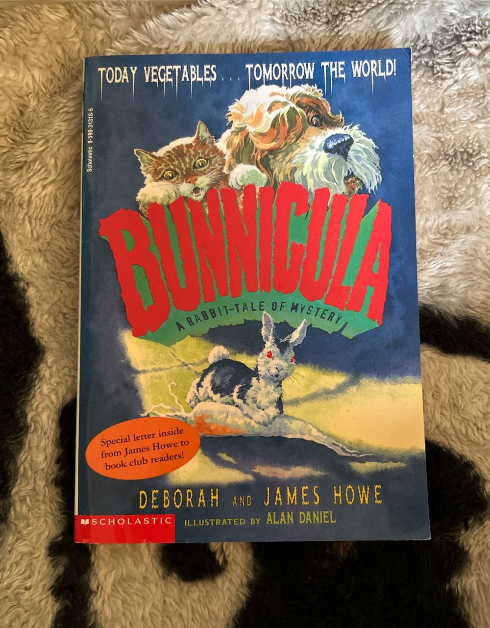 Book 1: Bunnicula A Rabbit-Tale of Mystery - James Howe (New York : Scholastic Press - Paperback) book collectible [Barcode 9780590313186] - Main Image 3