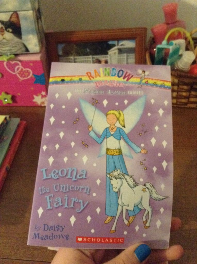 Rainbow Magic: The Magical Animal Fairies #6: Leona The Unicorn Fairy