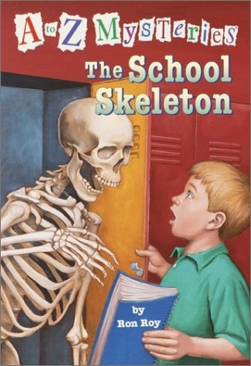 A-Z Mysteries #19 School Skeleton - Ron Roy (Scholastic Inc - Paperback) book collectible [Barcode 9780439444637] - Main Image 1