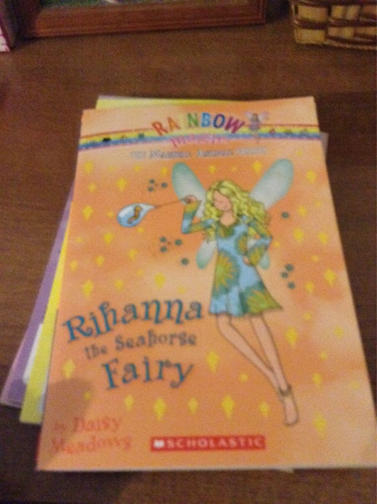 Rainbow Magic: The Magical Animal Fairies #4: Rihanna The Seahorse Fairy