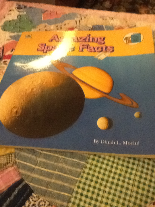 Amazing space facts - Dinah L Moche (Golden Books - Paperback) book collectible [Barcode 9780307118158] - Main Image 1